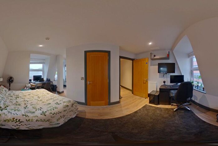 6 Bedroom Apartment To Rent In Hoods Hideout, - Houndsgate, NG1