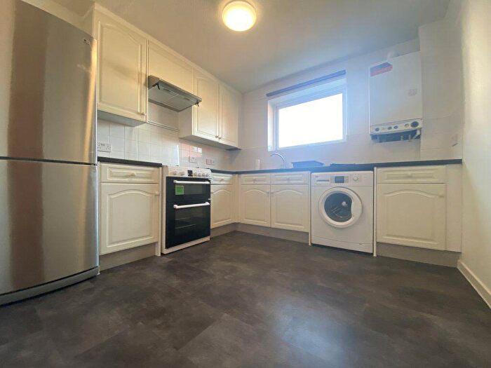 2 Bedroom Flat To Rent In Rochford Gardens, SL2