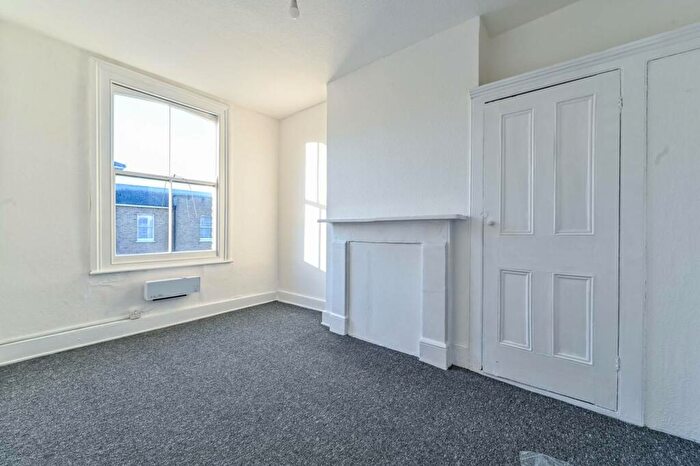 3 Bedroom Flat To Rent In Highbury Park, Islington, London, N5