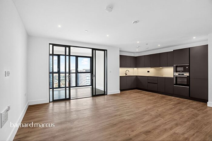 3 Bedroom Flat For Sale In Poplar Walk, Croydon, CR0