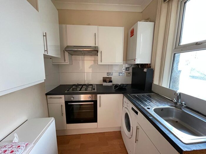 4 Bedroom Flat To Rent In Walm Lane, London, NW2