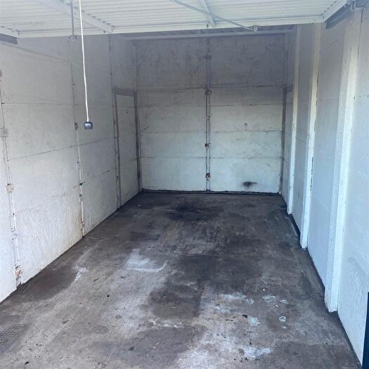 Garage / Parking To Rent In Vale Road, Gravesend, DA11