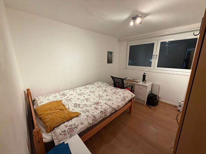 3 Bedroom Flat To Rent In Hazel Way, London, SE1