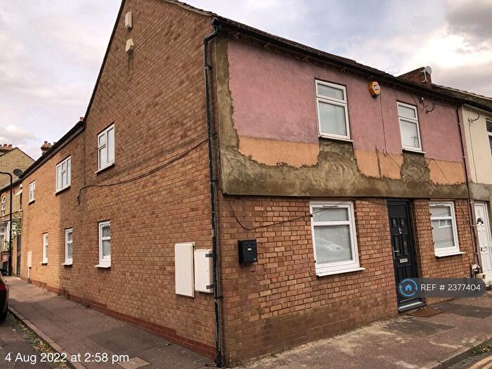 5 Bedroom End Of Terrace House To Rent In Queen Street, Bedfordshire, MK40