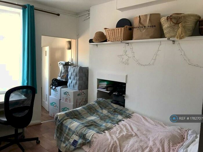 Studio To Rent In Finchley Lane, London, NW4