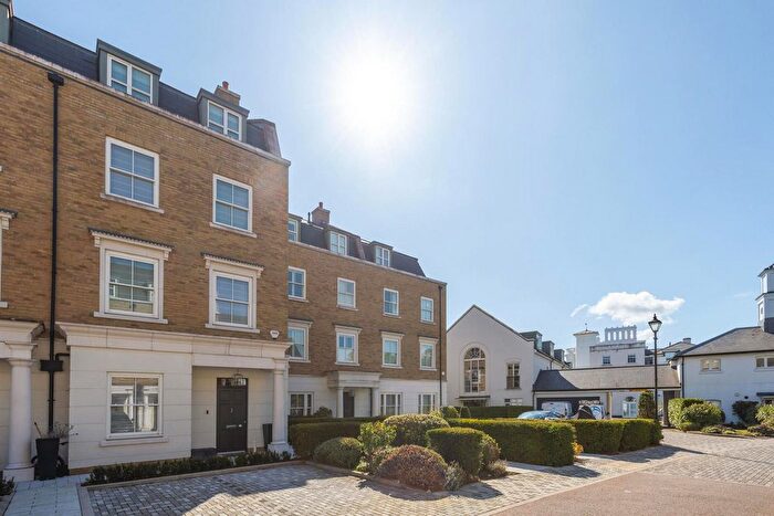 6 Bedroom End Terrace House For Sale In Egerton Drive, Isleworth, TW7
