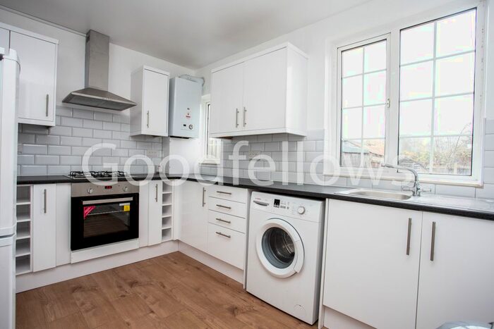 3 Bedroom Detached House To Rent In New Close, Colliers Wood, London, SW19