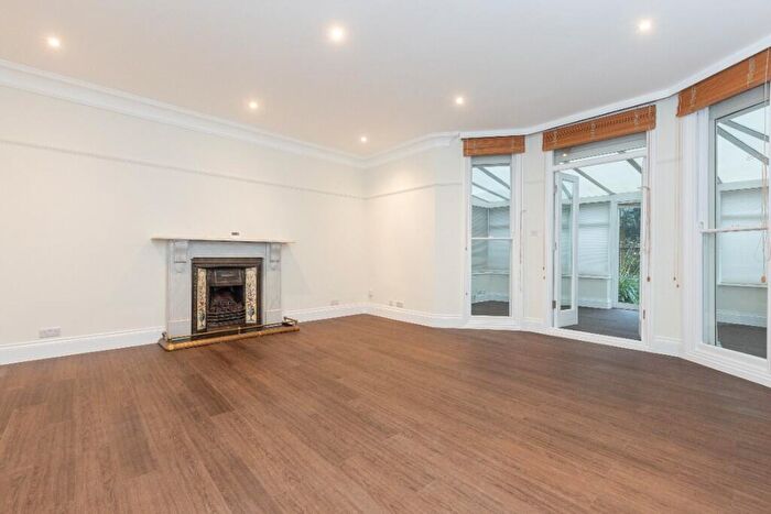 3 Bedroom Flat To Rent In King Henrys Road, London, NW3