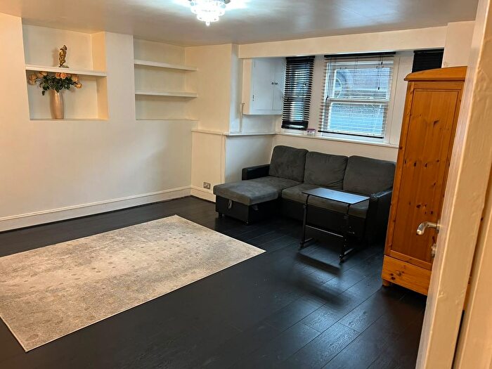 2 Bedroom Flat To Rent In Basement Flat, Dunsmure Road, Stoke Newington, London, N16