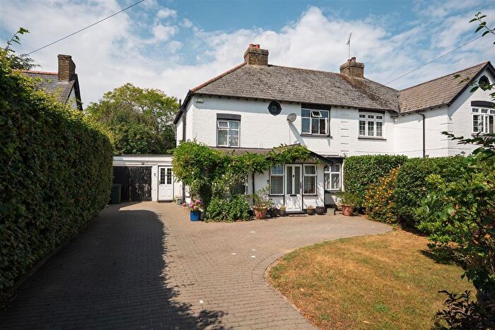 4 Bedroom Semi-Detached House For Sale In Sunray Avenue, West Drayton, UB7