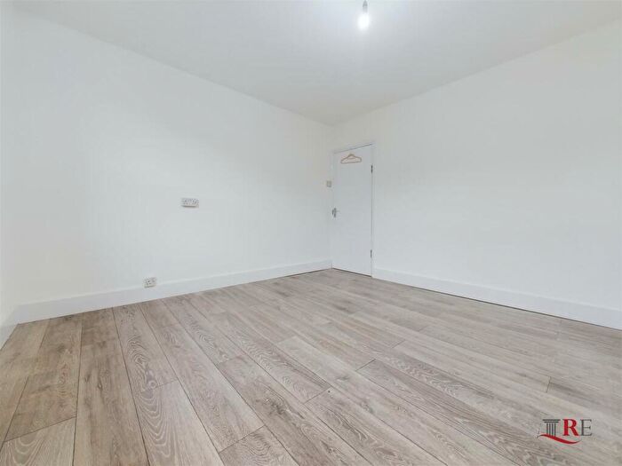 2 Bedroom Flat To Rent In Burns Road, London, NW10