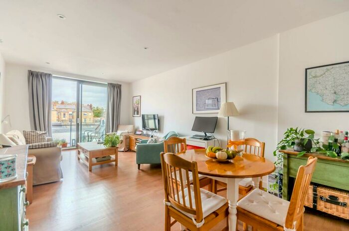 2 Bedroom Flat To Rent In Alexandra Avenue, Battersea Park, London, SW11