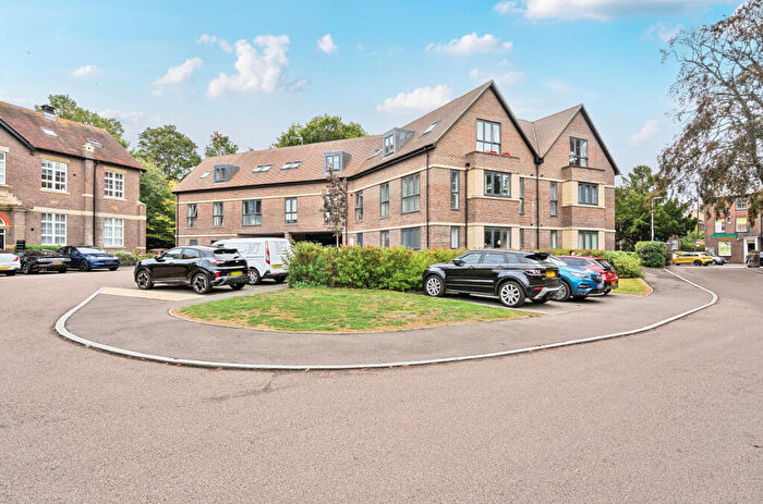 2 Bedroom Apartment For Sale In Frances Drive, Dunstable, Bedfordshire, LU6