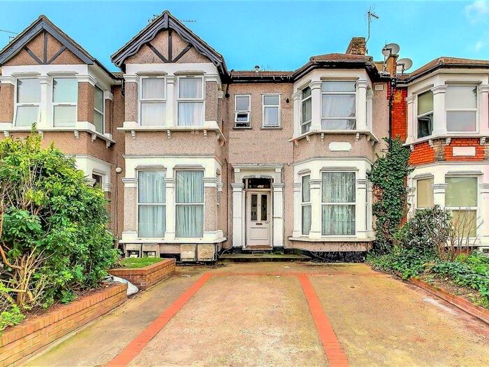 2 Bedroom Apartment To Rent In De Vere Gardens, Ilford, IG1