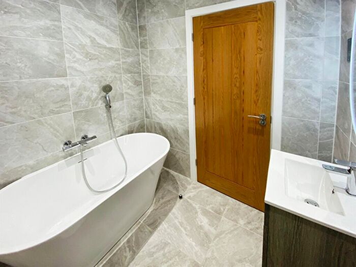 4 Bedroom Detached House For Sale In Bridge Road, Nottingham, NG8