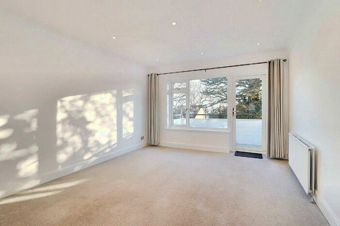 1 Bedroom Flat To Rent In Queens Road, Walton-On-Thames, Surrey, KT12