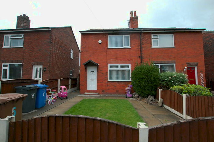 2 Bedroom Semi-Detached House To Rent In Deacon Avenue Swinton Manchester Greater Manchester, M27