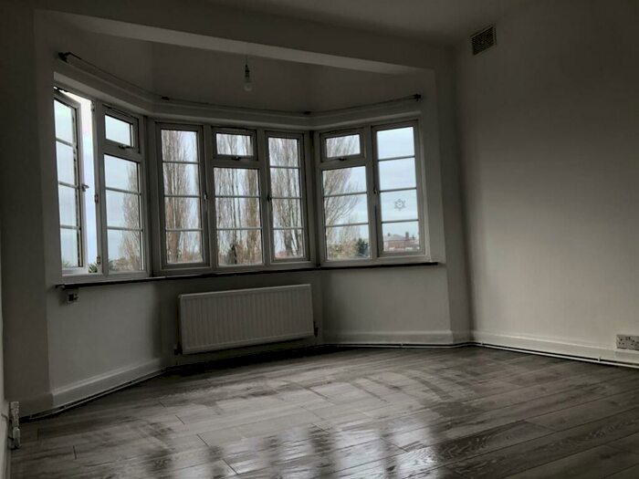 4 Bedroom Apartment To Rent In Hendon Way, Hendon, NW4