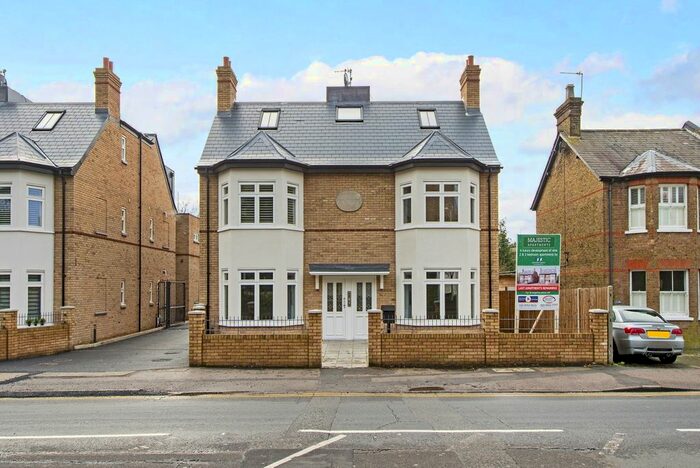 2 Bedroom Flat To Rent In High Road, Bushey Heath, Bushey, WD23