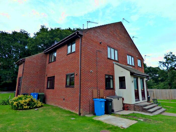 1 Bedroom Flat To Rent In One Double Bedroom Gff - Bearwood, BH11