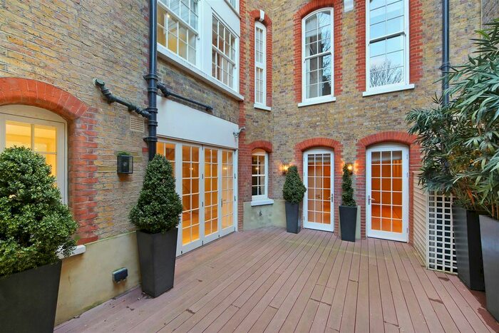 3 Bedroom Flat To Rent In Palace Gate, Kensington, W8
