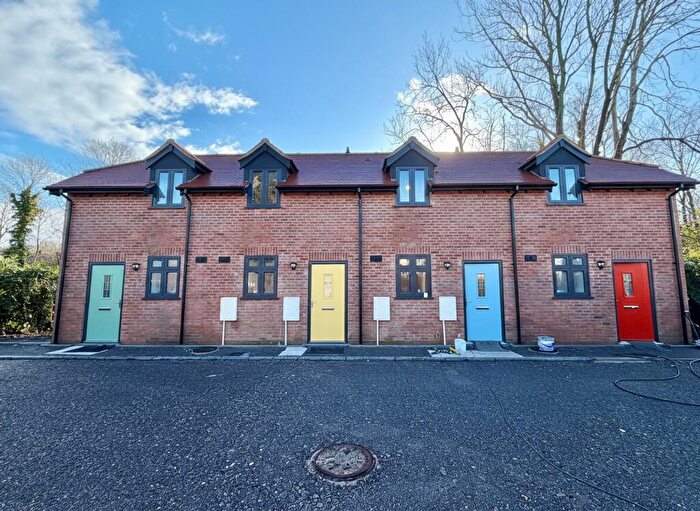 2 Bedroom End Of Terrace House For Sale In South Street, Hythe, SO45