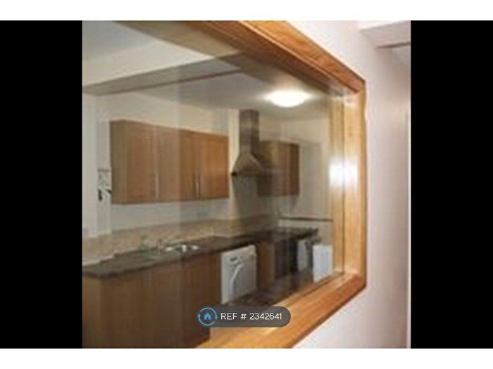 6 Bedroom Flat To Rent In Hawks Road, Kingston Upon Thames, KT1