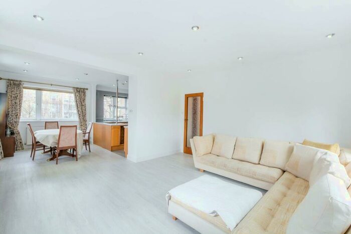 2 Bedroom Flat To Rent In Avenue Road, St John's Wood, London, NW8
