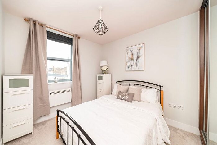 2 Bedroom Flat For Sale In Corben Mews, London, SW8