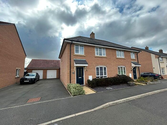 4 Bedroom Semi-Detached House For Sale In Thatcher Drive Woodford Halse Northants, NN11