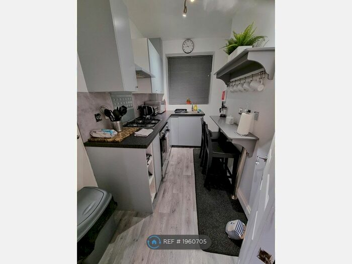 2 Bedroom Flat To Rent In Lang House, London, SW8