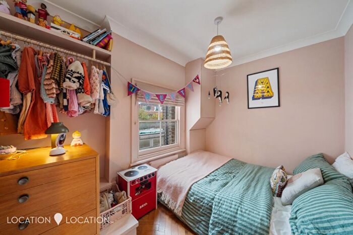 2 Bedroom Flat For Sale In Cranwich Road, London, N16