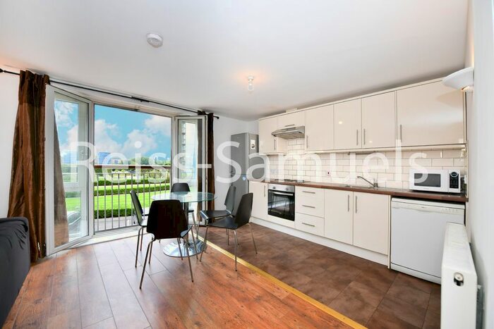 3 Bedroom Flat To Rent In Edison Building, Millennium Harbour, Canary Wharf, London, E14