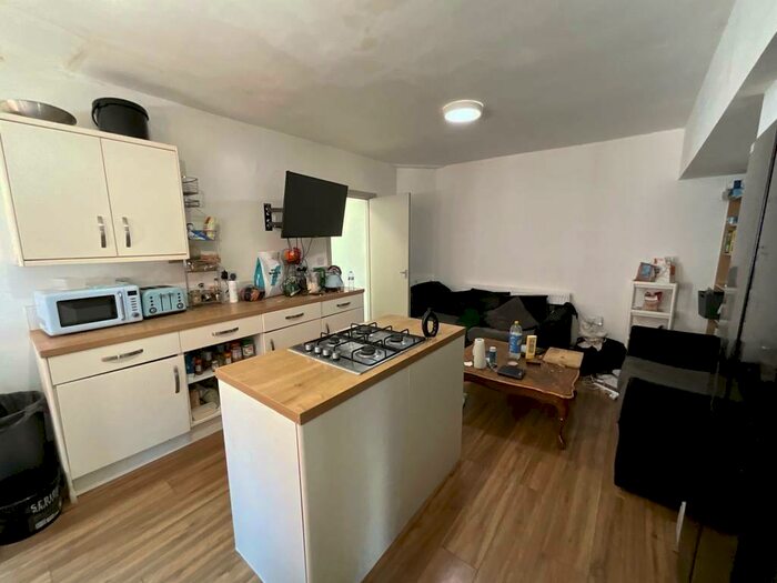 6 Bedroom Semi-Detached House To Rent In Beeston Road, Nottingham, Nottinghamshire, NG7