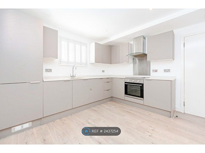 2 Bedroom Flat To Rent In Stonehills House, Welwyn Garden City, AL8