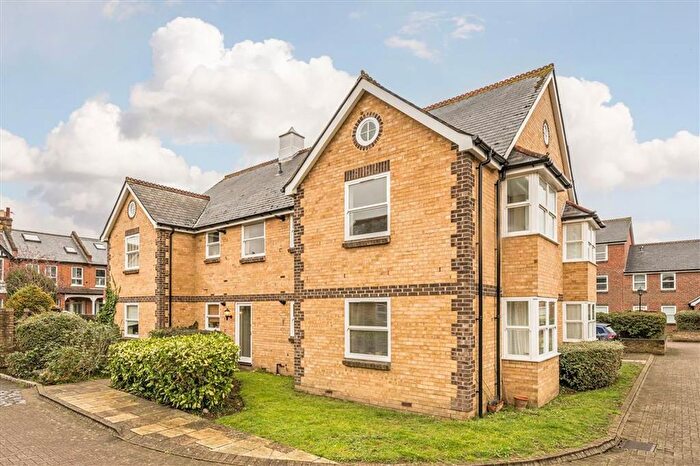 2 Bedroom Flat To Rent In Dovecote Gardens, Sheen, SW14