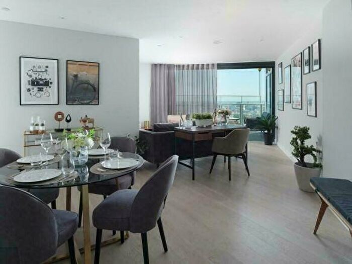 Studio To Rent In Kingsway, London, N12