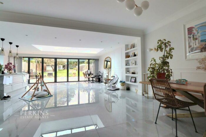 5 Bedroom Semi-Detached House To Rent In , NW9