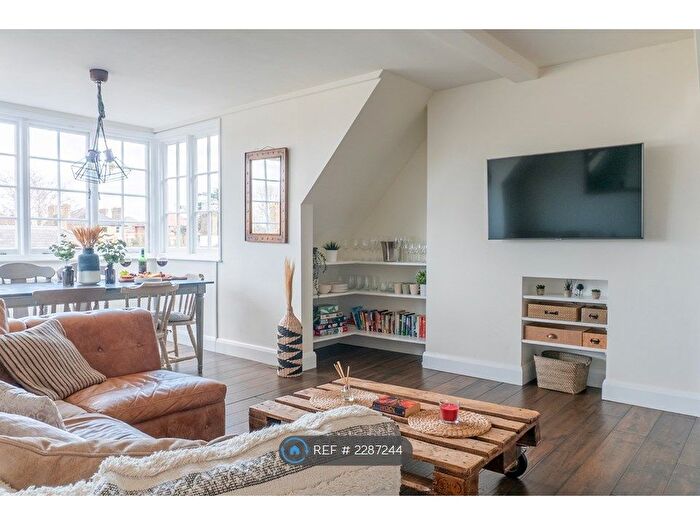 3 Bedroom Flat To Rent In Malbrook Road, London, SW15