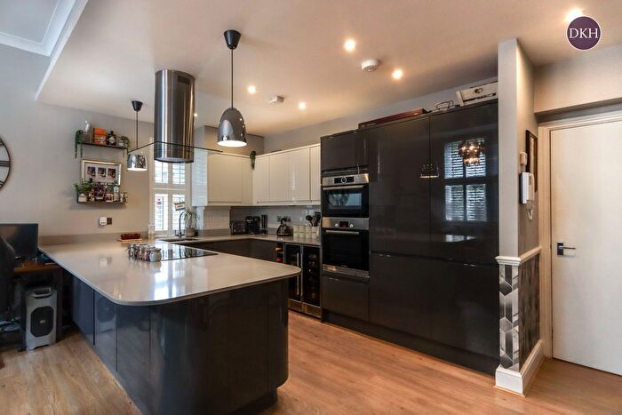 2 Bedroom Flat For Sale In Leavesden Court, Mallard Road, Abbots Langley, WD5