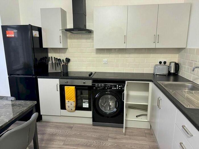 2 Bedroom Flat To Rent In South Street, Romford, RM1