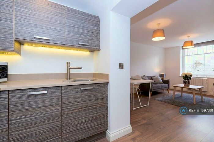 2 Bedroom Flat To Rent In Windsor Club, Leamington Spa, CV32