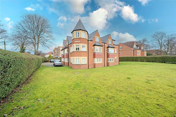 2 Bedroom Flat For Sale In Lime Tree Lodge, Street Lane, Leeds, West Yorkshire, LS17