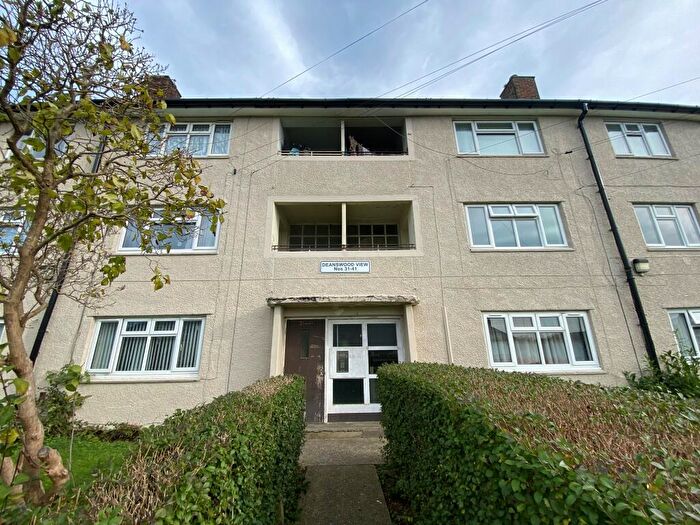 2 Bedroom Apartment To Rent In Deanswood View, Leeds, LS17