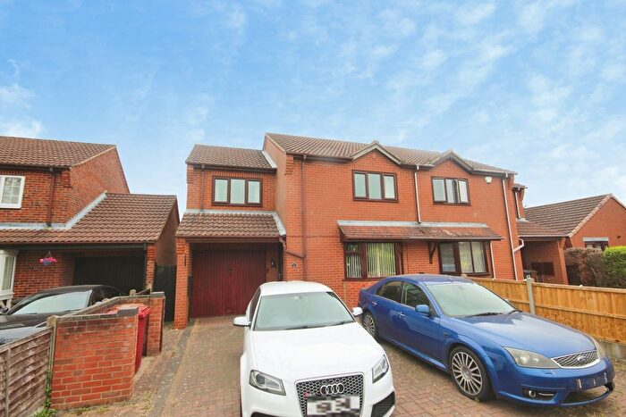 4 Bedroom Semi-Detached House For Sale In Hawthorn Close, Wootton, DN39