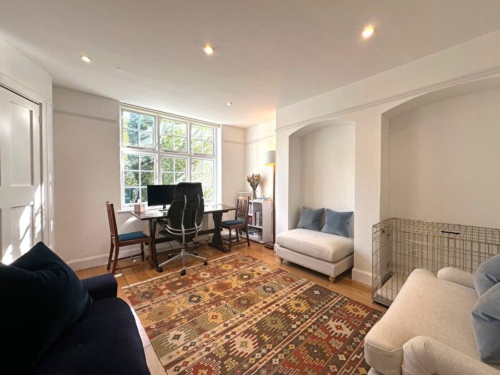 3 Bedroom Flat To Rent In Oakwood Road, Hampstead Garden Suburb, London, NW11