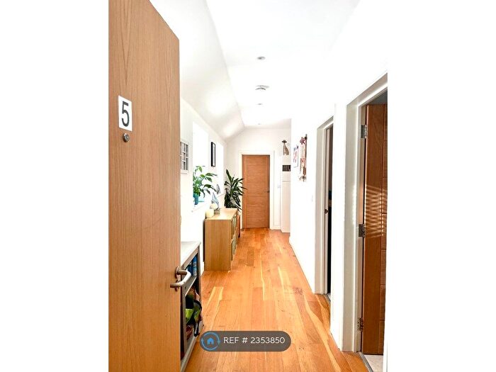 2 Bedroom Flat To Rent In Carlton Yard, Farnham, GU9