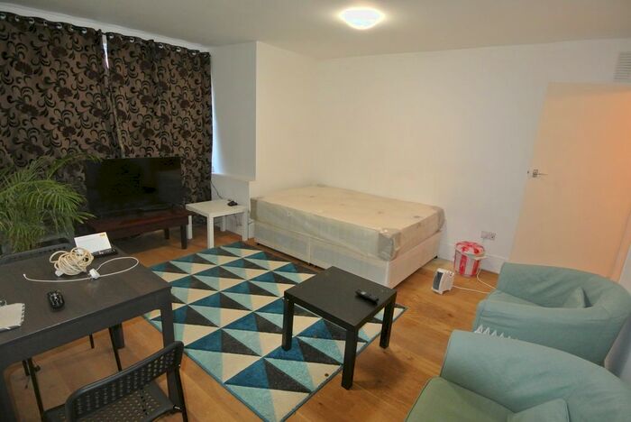 2 Bedroom Flat To Rent In Wickham Road, Brockley, SE4