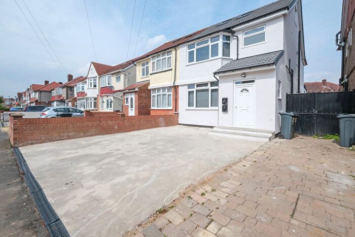 2 Bedroom Maisonette For Sale In Ellerdine Road, Hounslow, TW3