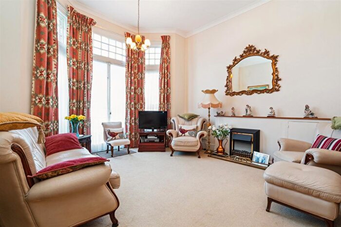 2 Bedroom Flat For Sale In Leigham Court Road, Streatham Common, SW16